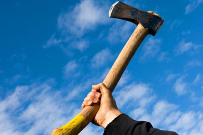 Samuxda oğul atasını BALTALADI