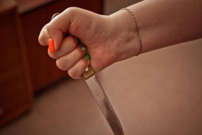 Qadın həyat yoldaşını bıçaqlayıb