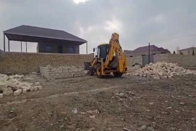 Gəncədə qanunsuz tikili sökülüb - FOTO