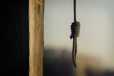 Şəmkirdə yeniyetmə özünü asıb