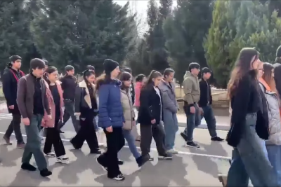 Gənclərimiz Xocalı şəhidlərini belə andılar - VİDEO