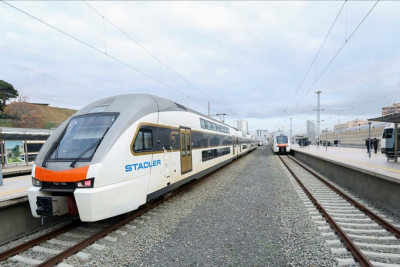 Gəzintiyə çıxdı, sürət qatarını dayandırdı - MƏHKƏMƏ