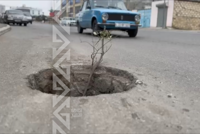Gəncədə təhlükəli vəziyyət: Avtomobil yolunda lükun qapağı yoxdur - VİDEO
