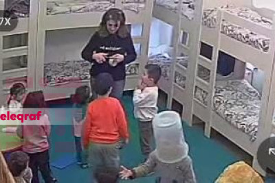 Gəncədə bağçada müəllim uşaqların ağzını yapışdırıcı lentlə bağlayıb - VİDEO