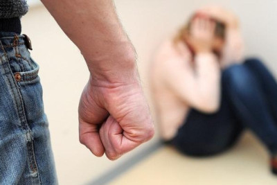 22 yaşlı gənc qapını bağladığı üçün ARVADINI DÖYDÜ