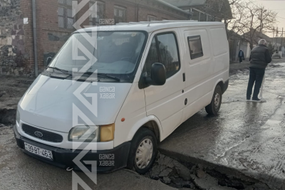 Gəncədə "Ford" xəndəyə düşdü - FOTO/VİDEO