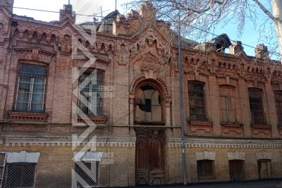 Gəncədə tarixi bina göz önündə məhv olur - FOTO