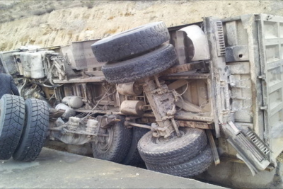 Yük avtomobili aşdı, biri gəncəli olmaqla iki nəfər öldü