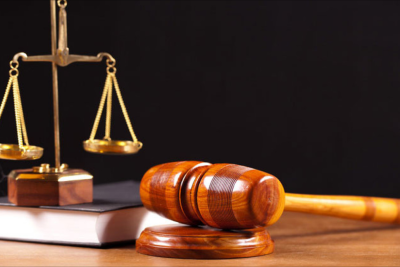 Prokuror qızla oğlanın öldüyü qəzada günahlandırılan sürücüyə ağır cəza istədi, amma…