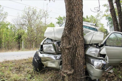 Goranboyda sürücü maşını ağaca çırpdı