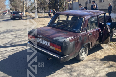 Sürücü tanışının avtomobilini ağaca çırpıb