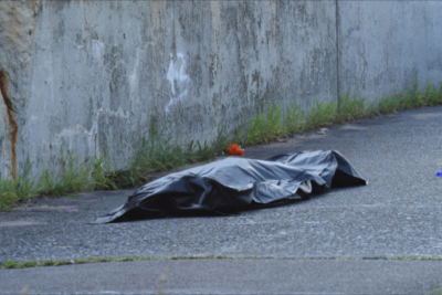 Üzərinə hasar uçan qadın ölüb