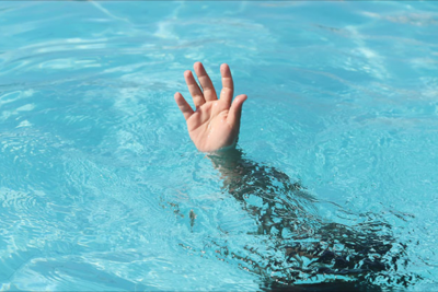 Gəncədə 2 yaşlı uşaq hovuza düşdü