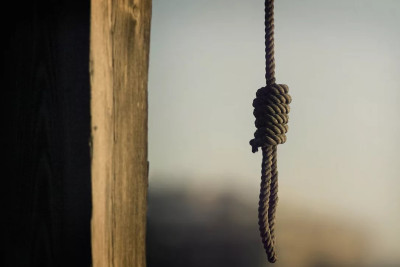 75 yaşlı kişi özünü asdı