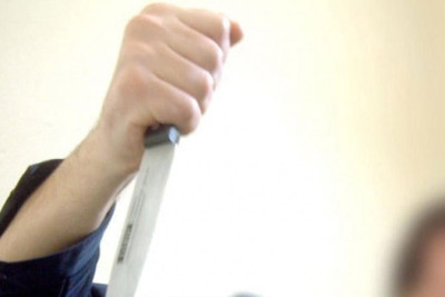 DƏHŞƏT: Ata qız övladına bıçaqla xəsarət yetirdi