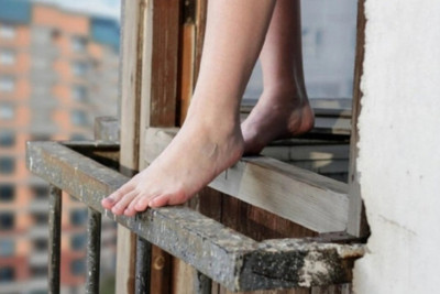 Pərdə asan qadın pəncərədən düşdü