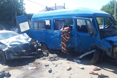 Mikroavtobusla minik maşını toqquşdu - Yaralananlar var