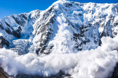 Hərbçilər qar uçqununa düşüblər