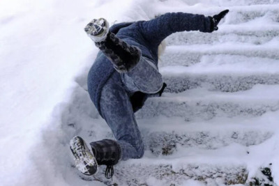 Qarlı havada xəsarət alanların sayı açıqlandı