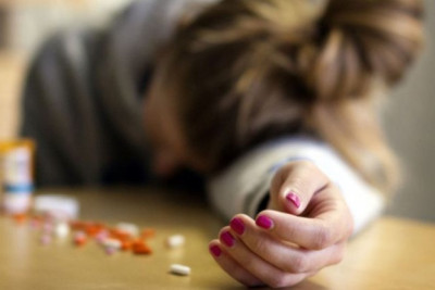 Yeniyetmə qız qollarını kəsib, dərman içdi