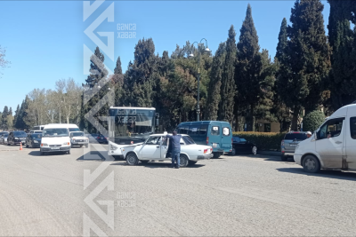 Gəncədə sərnişin avtobusu ilə avtomobil toqquşdu - FOTO