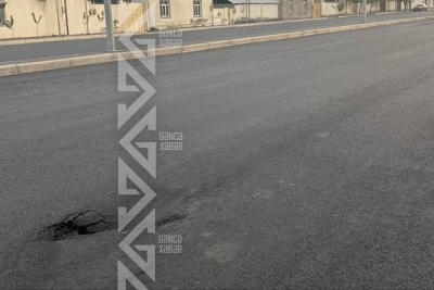 Gəncədə bir ay əvvəl çəkilən yol yararsız halda - FOTO