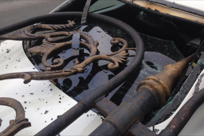 Goranboyda işıq dirəyi avtomobilin üzərinə aşıb