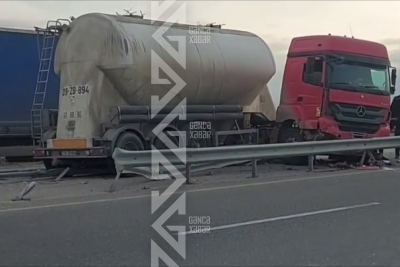 Üç maşın toqquşub, bir nəfər yaralanıb - VİDEO