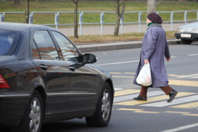 Gəncədə yaşlı qadını maşın vurdu