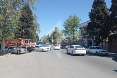 Gəncədə yük və minik maşınları toqquşdu - FOTO