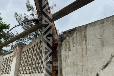 Gəncədə ağac məktəbin hasarını uçurub - VİDEO