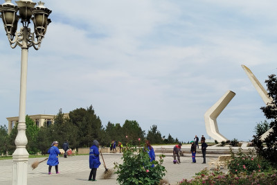 İkinci Dünya Müharibəsi qəhrəmanlarının abidələrinin ətrafında təmizlik işləri görülüb - FOTO