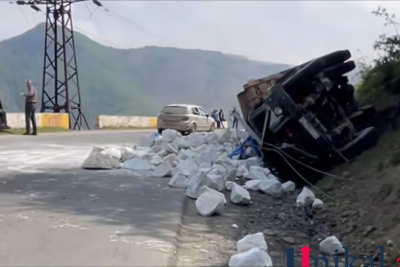 Daşkəsəndə daşla dolu yük maşını aşdı - VİDEO