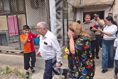 Gəncədəki yanğının təfərrüatı: Kişi qadını bıçaqlayıb, mənzilə od vurub