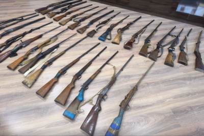 Gəncədə vətəndaşlar silahlarını polisə könüllü təhvil veriblər