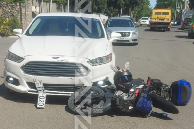 Gəncədə qadın motosikletçi qəzaya düşüb
