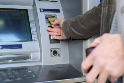 Həftəsonu bank kartlarından 12 min manat pul oğurlandı