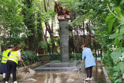 Gəncənin "Dəmiryolçular" parkında təmizlik işləri görülüb - FOTO