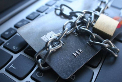 12 mini də oğurladılar, 8 manatı da