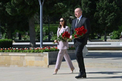 Prezident İlham Əliyev və birinci xanım Mehriban Əliyeva faşizm üzərində Qələbə uğrunda mübarizədə həlak olan Azərbaycan övladlarının xatirəsini ehtiramla anıblar - FOTO