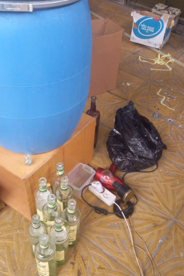 Gəncədə saxta spirtli içki istehsal edən şəxs ifşa olundu - FOTO