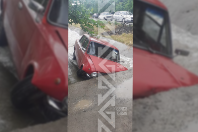 Avtomobil su kanalına düşdü