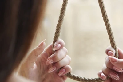 Gəncədə tibb bacısı intihar edib