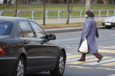 Gəncədə yaşlı qadını avtomobil vurub