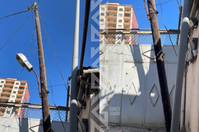 Gəncədə əyilmiş elektrik dirəyi təhlükə saçır