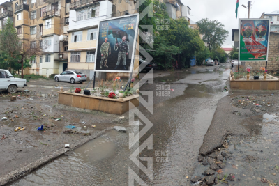 Gəncədə şəhid plakatları çirkab sular əhatəsində