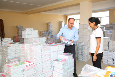Məktəblərimizdə dərsliklərin paylanılmasına başlanıldı