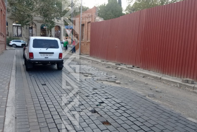 Gəncənin mərkəzində dağılan tamet daşları aylardır bərpa edilmir