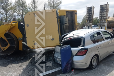 Gəncədə ASFALTBASAN "Opel"in üzərinə aşdı