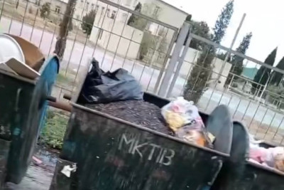 Gəncədə məktəbin qarşısında antisanitariya hökm sürür